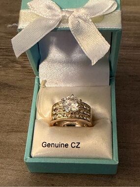 Gorgeous CZ gold tone fashion ring Size 8 New!